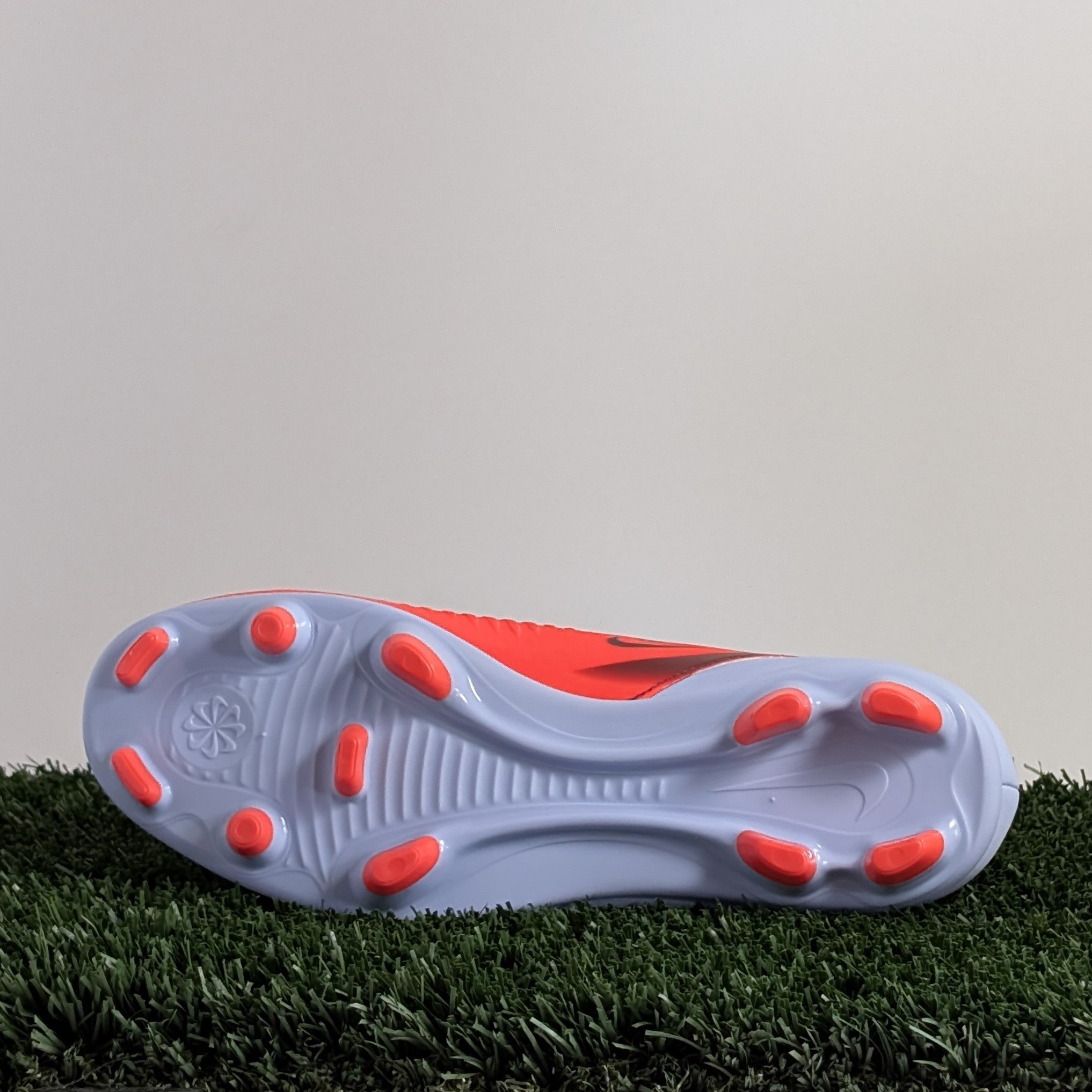 Nike Phantom Low 6 Club FG/MG - HM8933-400