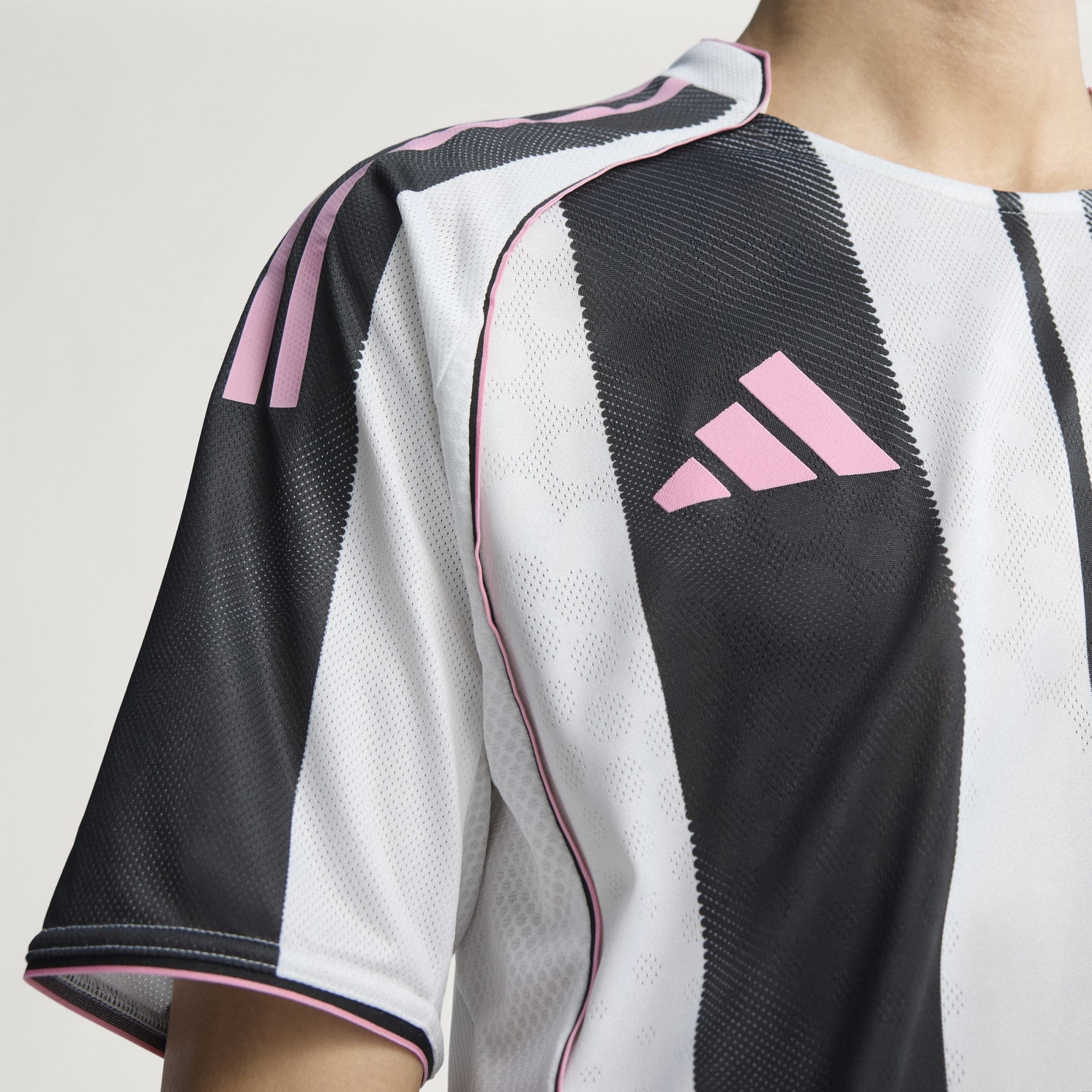 Adidas Juventus 25/26 Authentic Home Jersey - JJ4314
